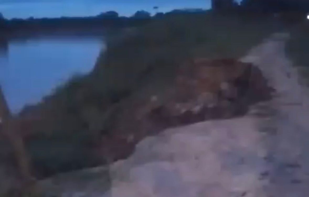 Desbarrancamento destrói trecho de estrada e isola moradores no Acre