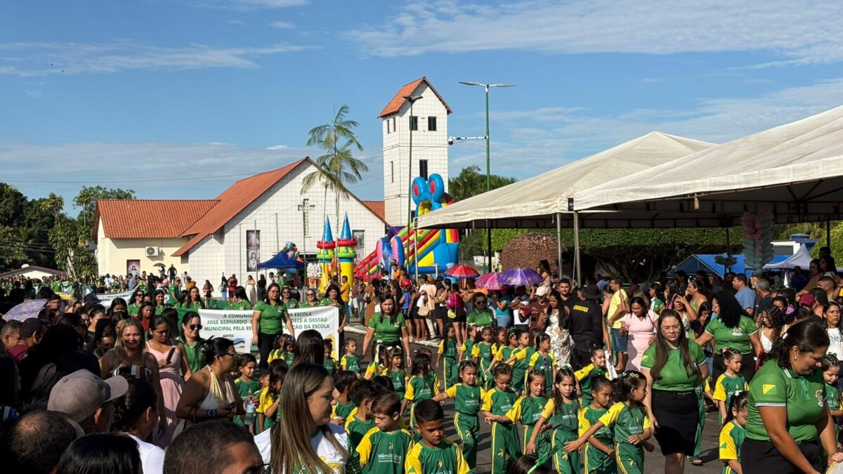 Estudantes e moradores tomam as ruas em desfile de Mâncio Lim