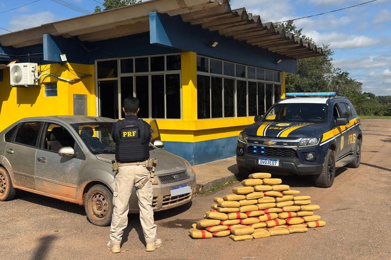 Durante a vistoria, os agentes encontraram três sacos de fibra no porta-malas