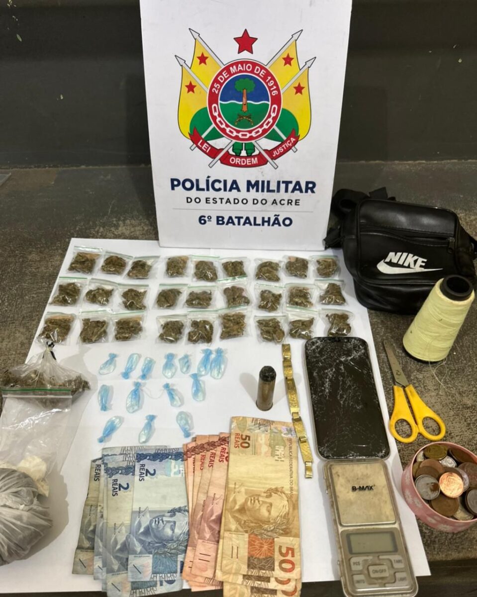 Diante da situação de flagrante e dos indícios de tráfico de drogas, a guarnição realizou buscas no interior da residência.