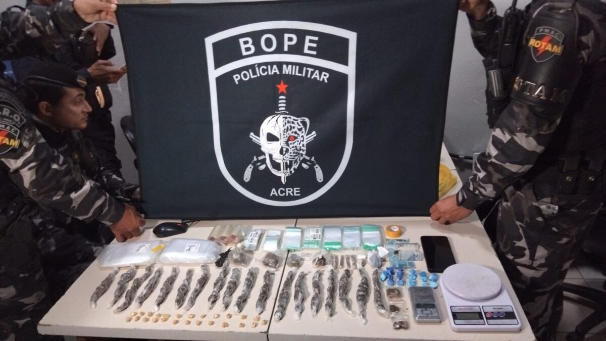 Polícia encontra drogas enterradas em quintal e prende suspeito