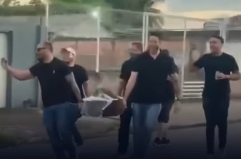 “Enterro da solteirice”: noivo é carregado em caixão antes do casamento