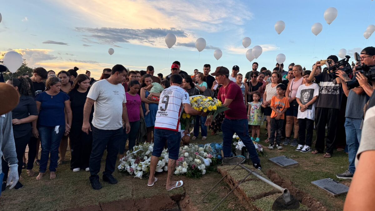 Corpo de 2ª inspetora morta em tiroteio é sepultado sob homenagens