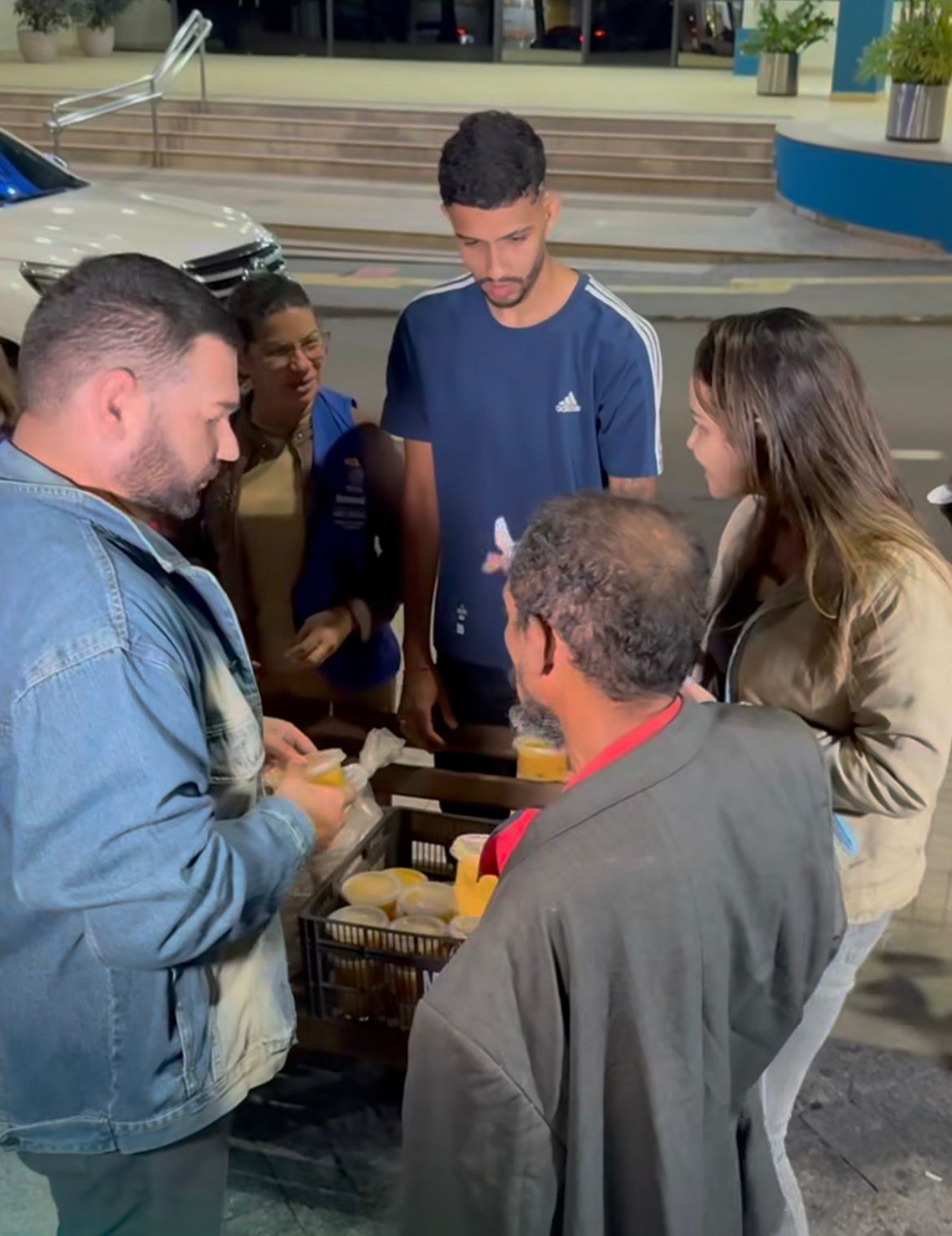 Primeira-dama de RB lidera entrega de cobertores a pessoas em situação de rua