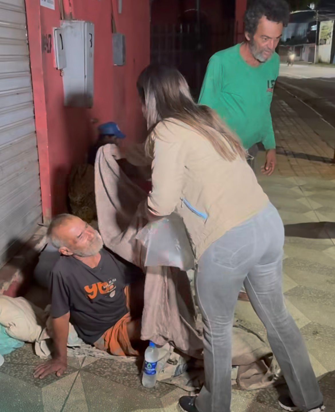 Primeira-dama de RB lidera entrega de cobertores a pessoas em situação de rua