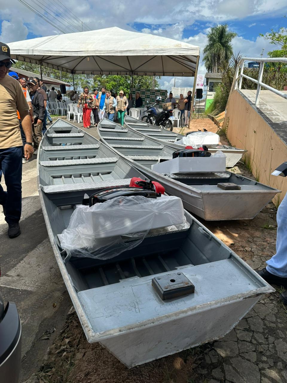 Governo entrega veículos e barcos para assistência em Cruzeiro do Sul