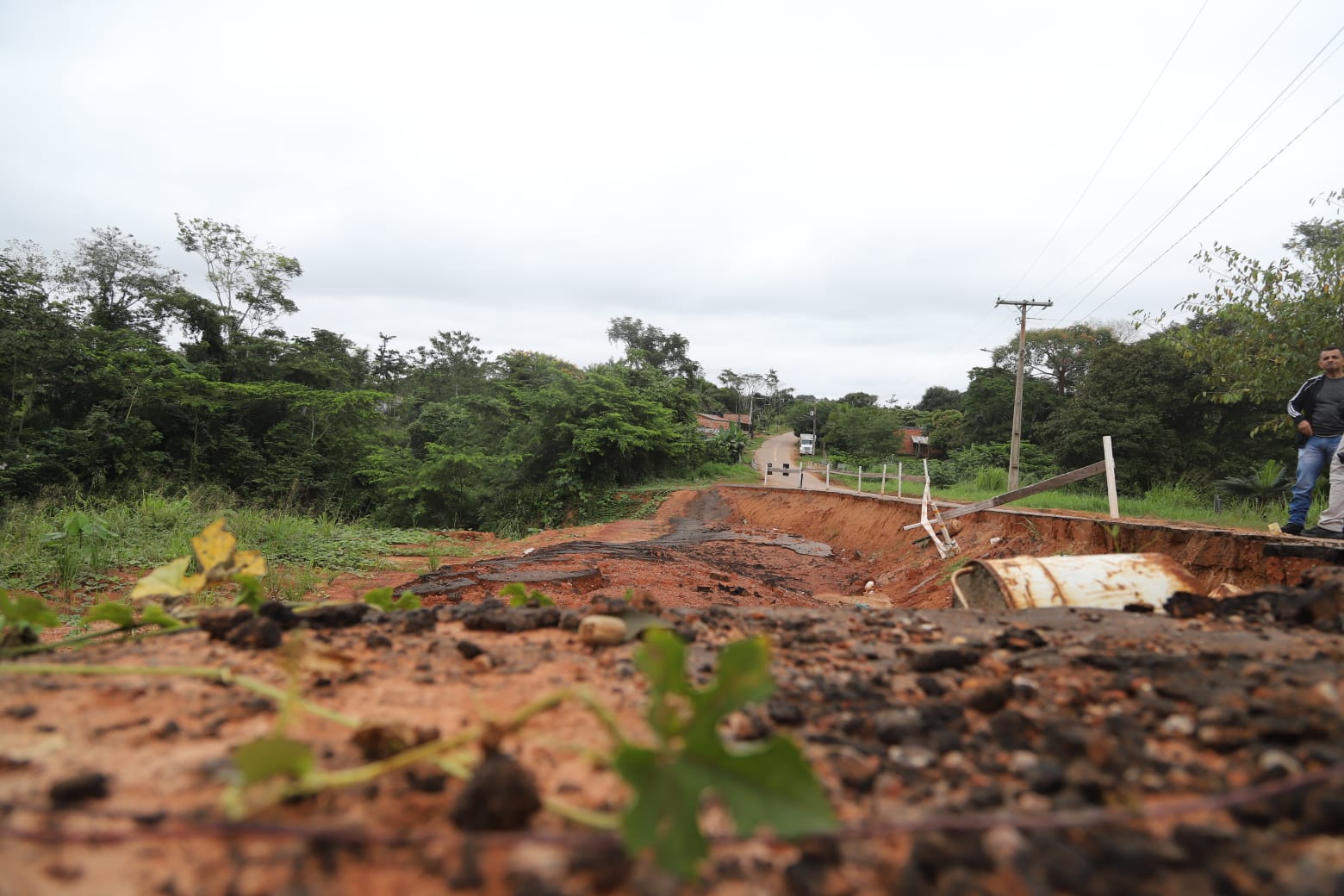 Alysson vistoria erosão e anuncia recuperação de estrada rural