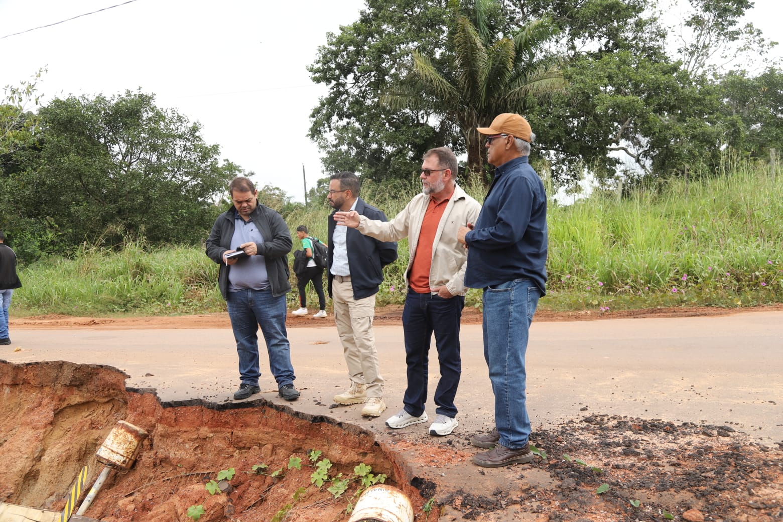 Alysson vistoria erosão e anuncia recuperação de estrada rural