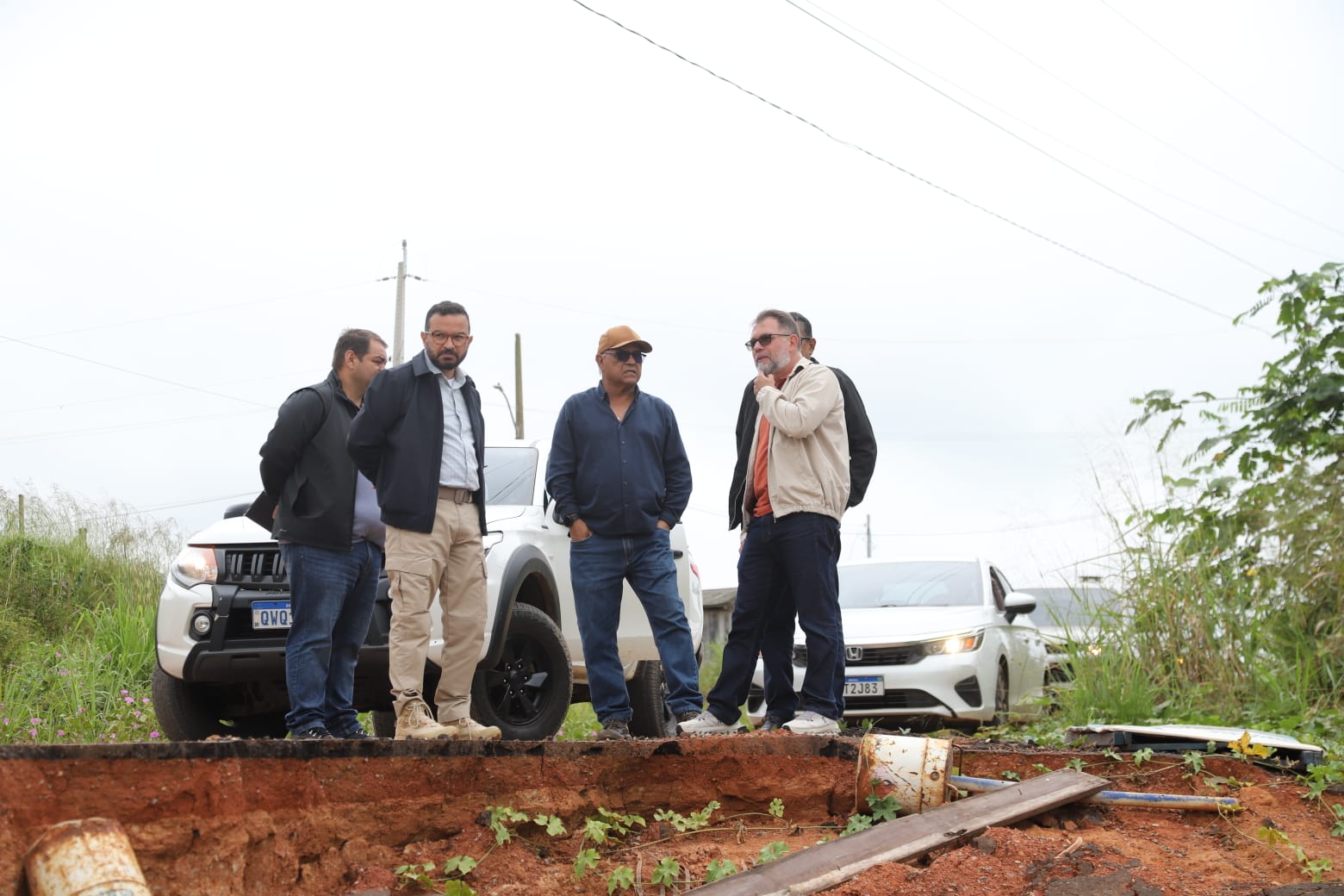Alysson vistoria erosão e anuncia recuperação de estrada rural