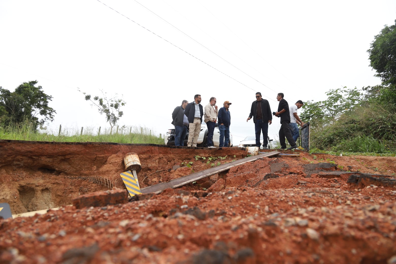 Alysson vistoria erosão e anuncia recuperação de estrada rural