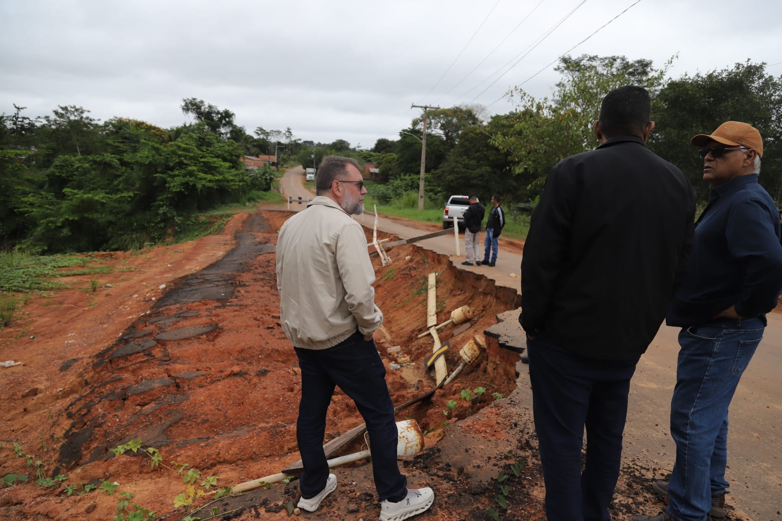 Alysson vistoria erosão e anuncia recuperação de estrada rural Alysson vistoria erosão e anuncia recuperação de estrada rural