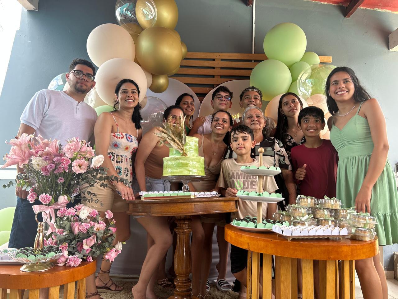 Aos 50 anos, mãe de 12 filhos aprende a ler para estudar a Bíblia