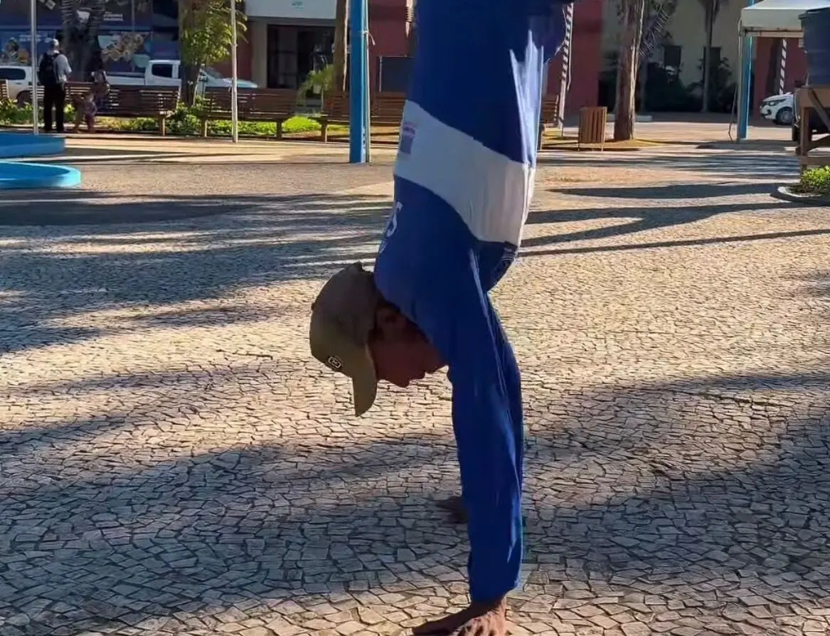 Gari de Rio Branco entra em trend “farmando aura” e viraliza nas redes