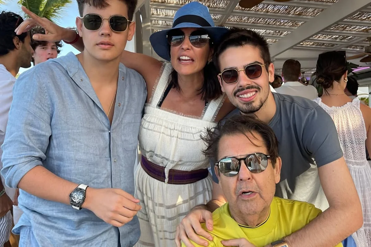 Faustão surge em aparição rara no aniversário do filho