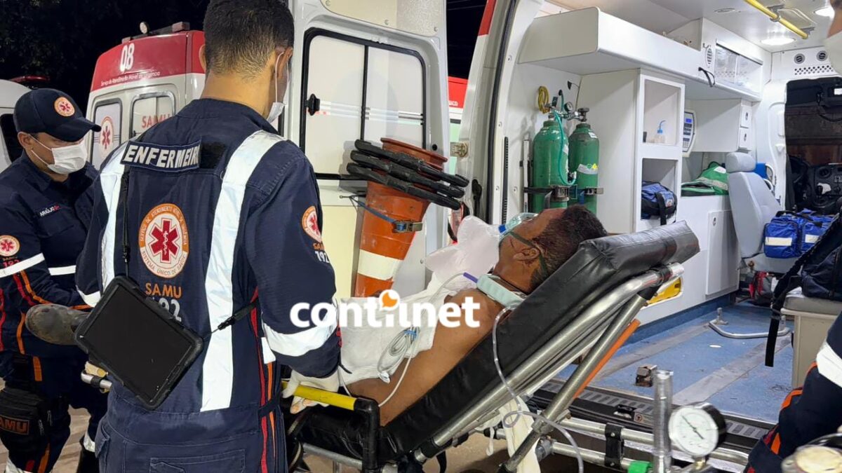 Homem é atacado a facadas por 7 pessoas enquanto andava em via na capital