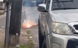 Fio elétrico cai em rua, provoca faíscas e assusta moradores no Acre