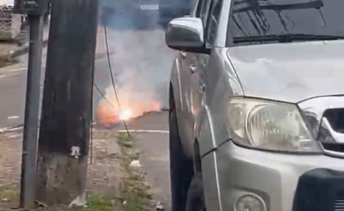 Fio elétrico cai em rua, provoca faíscas e assusta moradores no Acre