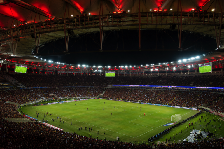 Vista noturna do Estádio do Maracanã iluminado para o clássico entre Flamengo e Palmeiras.