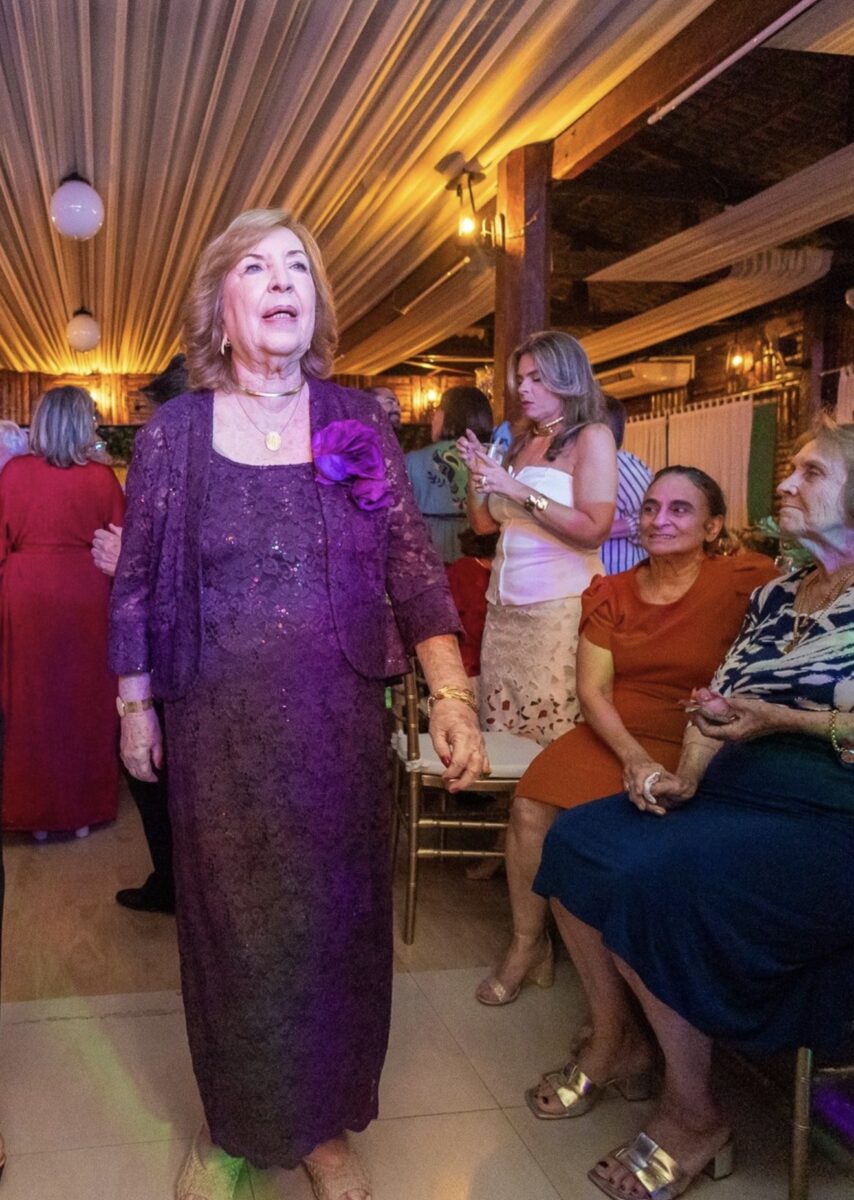 Márcia Abreu traz os detalhes do chá que celebrou os 85 anos de Flávia Lavocat