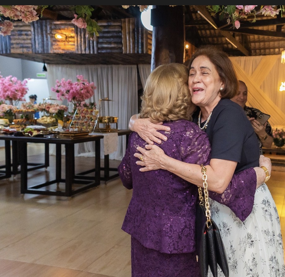 Márcia Abreu traz os detalhes do chá que celebrou os 85 anos de Flávia Lavocat