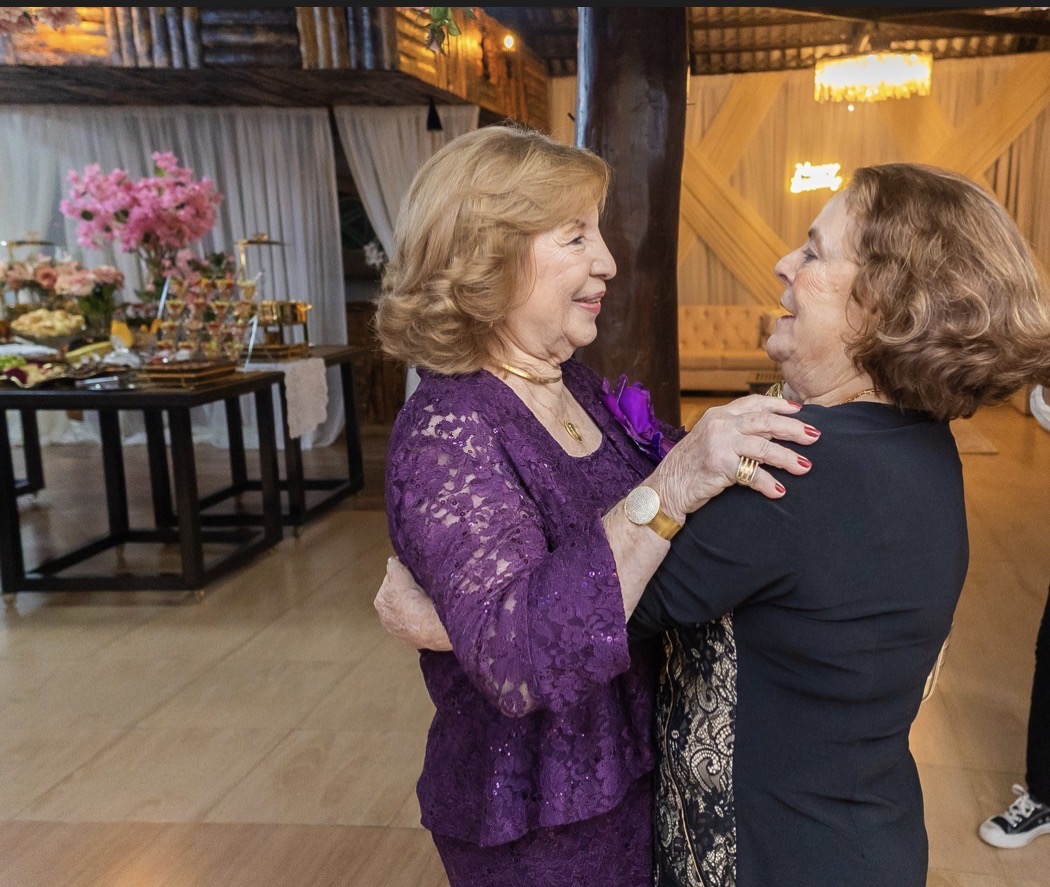 Márcia Abreu traz os detalhes do chá que celebrou os 85 anos de Flávia Lavocat