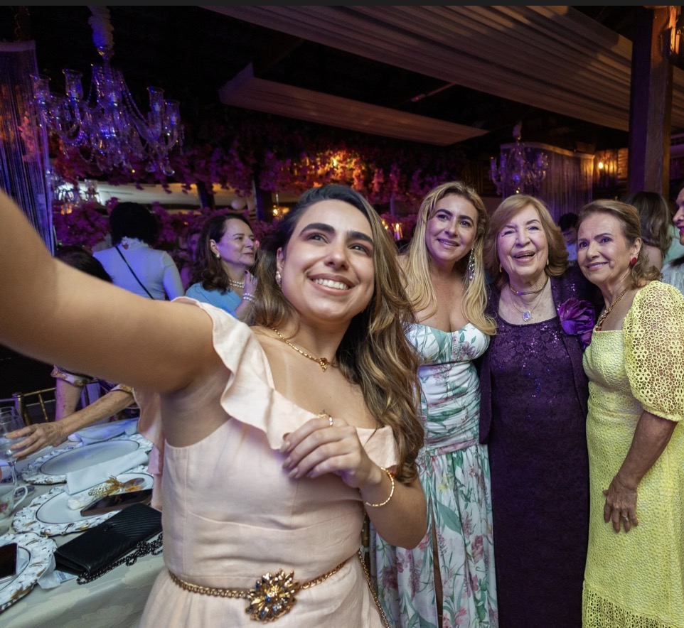Márcia Abreu traz os detalhes do chá que celebrou os 85 anos de Flávia Lavocat