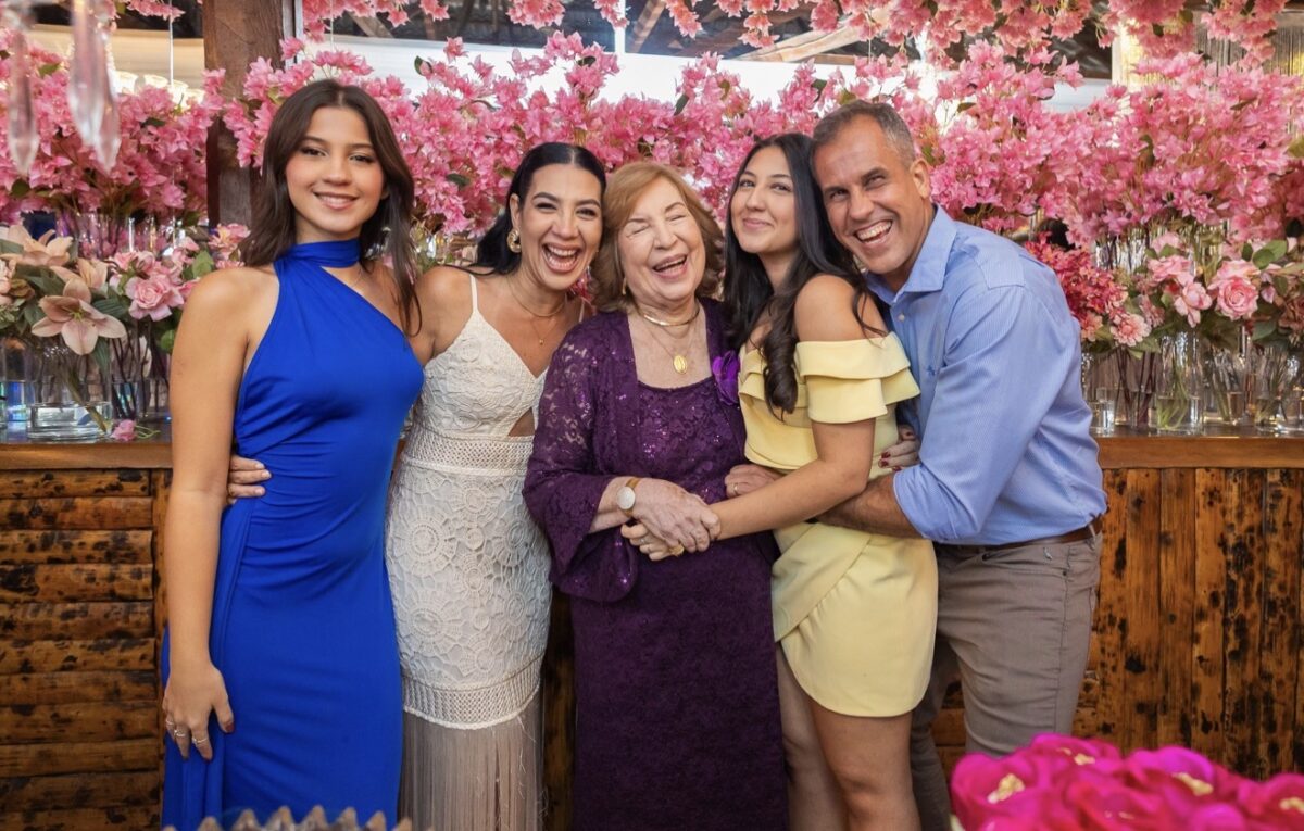 Márcia Abreu traz os detalhes do chá que celebrou os 85 anos de Flávia Lavocat