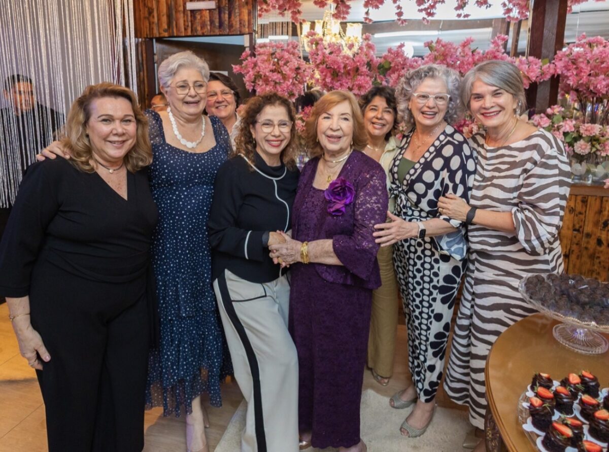 Márcia Abreu traz os detalhes do chá que celebrou os 85 anos de Flávia Lavocat