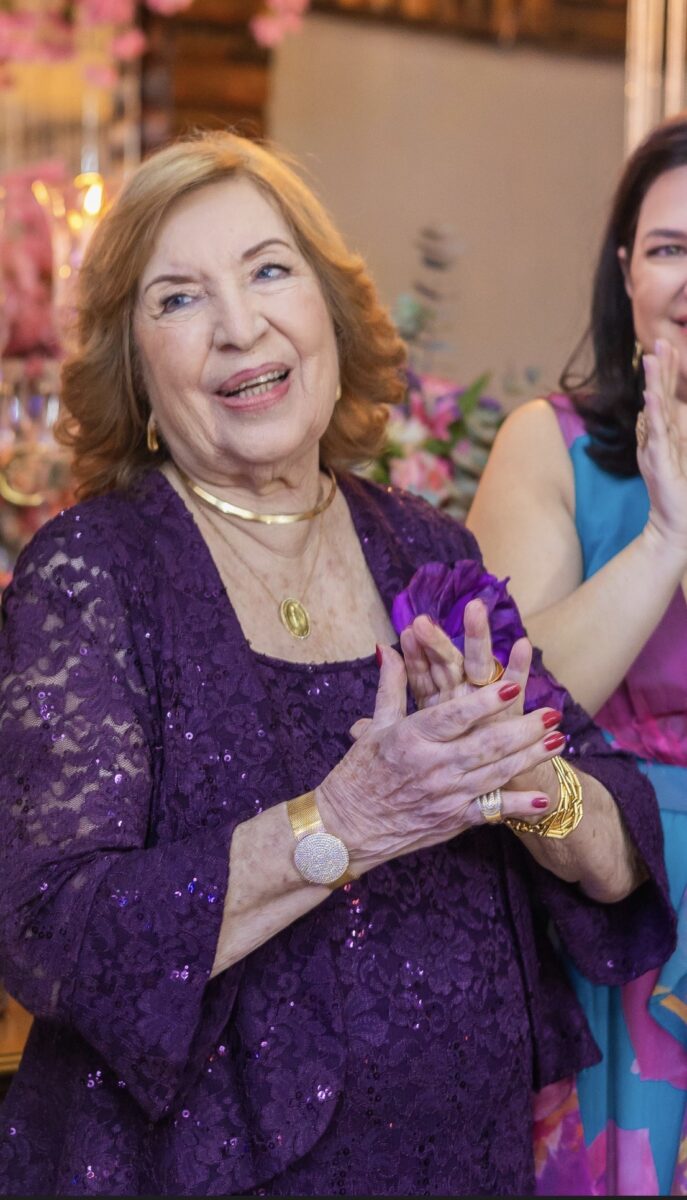 Márcia Abreu traz os detalhes do chá que celebrou os 85 anos de Flávia Lavocat