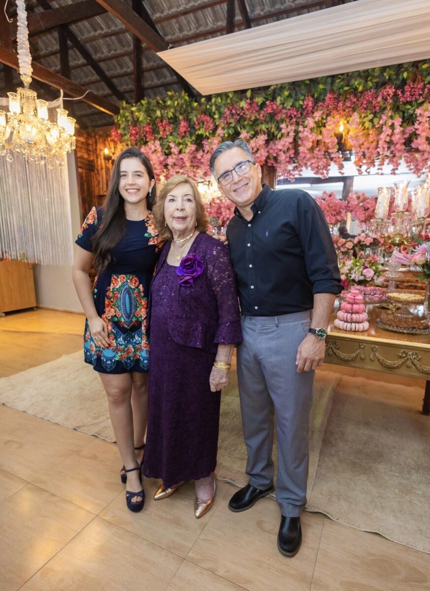 Márcia Abreu traz os detalhes do chá que celebrou os 85 anos de Flávia Lavocat