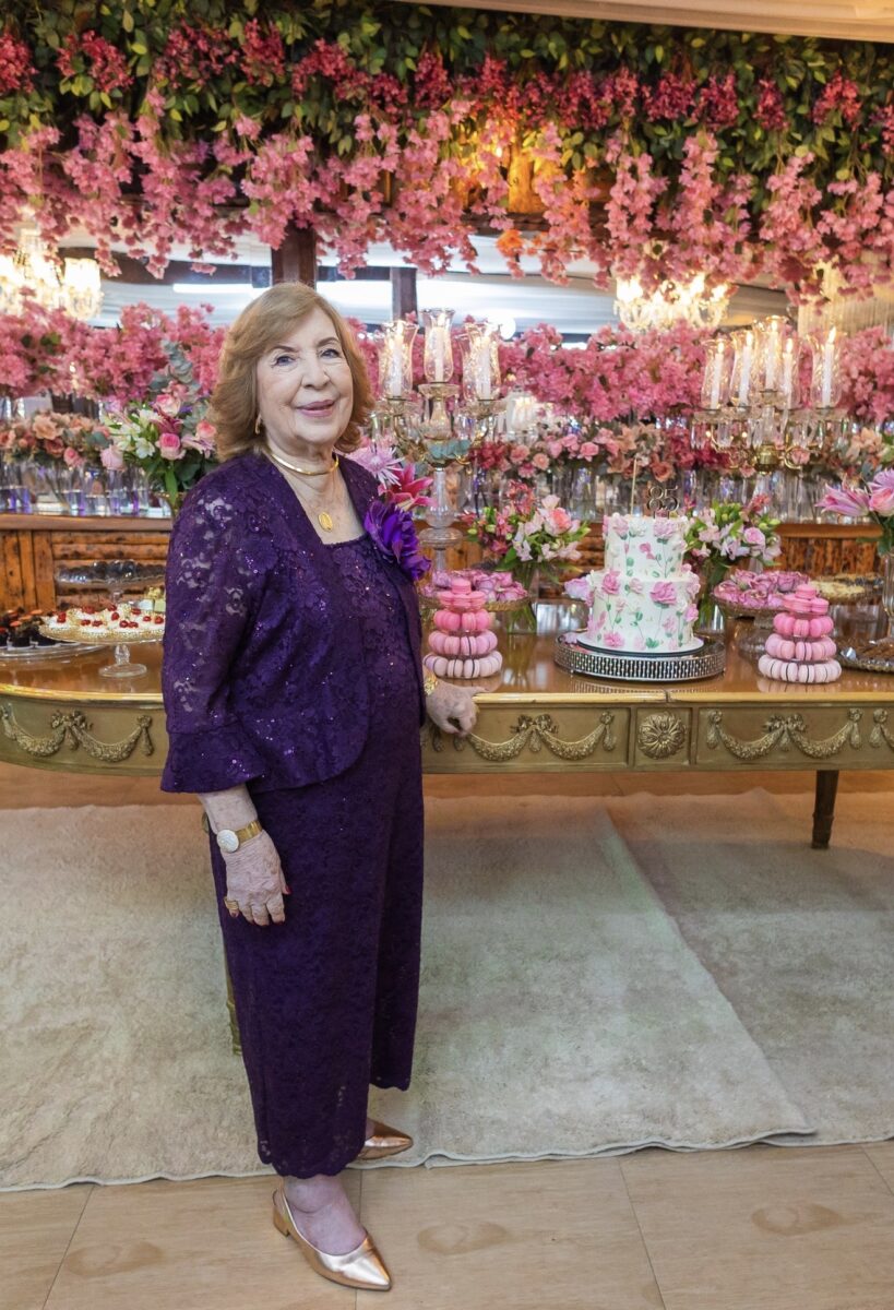 Márcia Abreu traz os detalhes do chá que celebrou os 85 anos de Flávia Lavocat