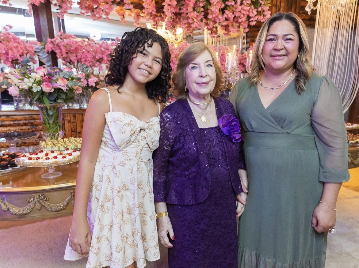 Márcia Abreu traz os detalhes do chá que celebrou os 85 anos de Flávia Lavocat