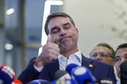 Flávio diz que Trump não declarou apoio após encontro na Casa Branca