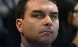 Flávio Bolsonaro vincula eliminação do Brasil ao PT e projeta eleição