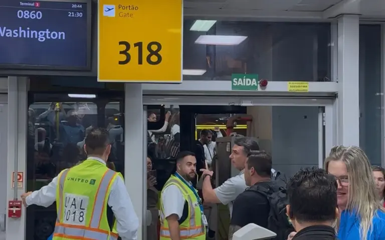 Flávio Bolsonaro embarca para os EUA para provável com Trump