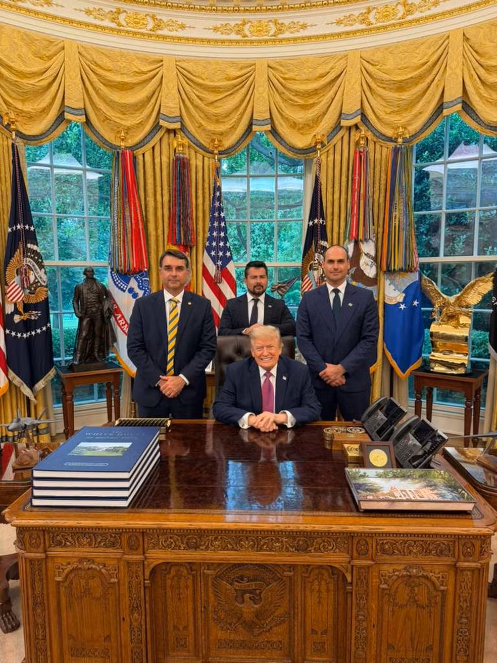 Flávio Bolsonaro diz ter pedido a Trump que classifique PCC e CV como terroristas Flávio Bolsonaro diz ter pedido a Trump que classifique PCC e CV como terroristas