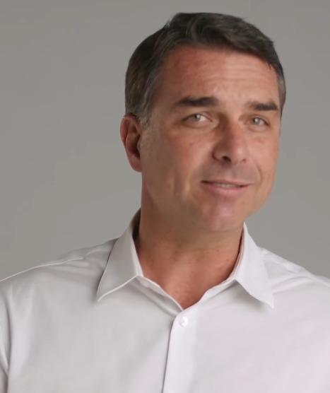 Flávio Bolsonaro pressiona por CPI do Banco Master após operação da PF