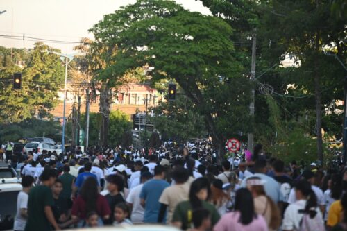 Com louvor e celebração, fiéis dão início à Marcha para Jesus