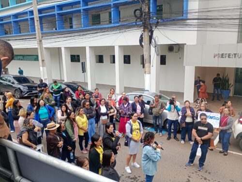 Em greve, servidores da Educação protestam em frente à Prefeitura