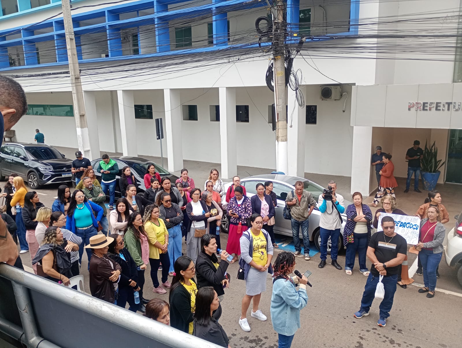 Em greve, servidores da Educação protestam em frente à Prefeitura