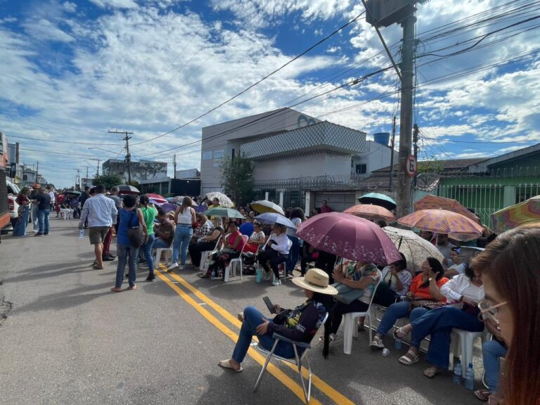 Com panelaço e carro de som, servidores fecham rua em frente à Câmara