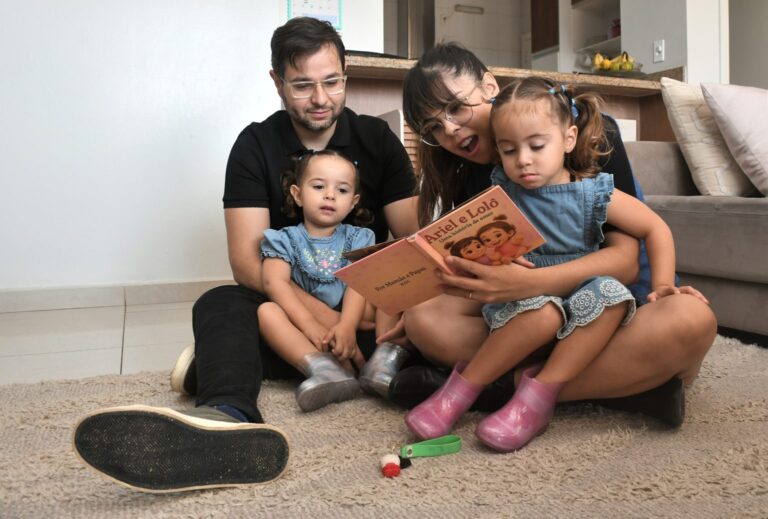 Casal entra na fila da adoção, descobre gravidez e acaba criando “gêmeas do coração”