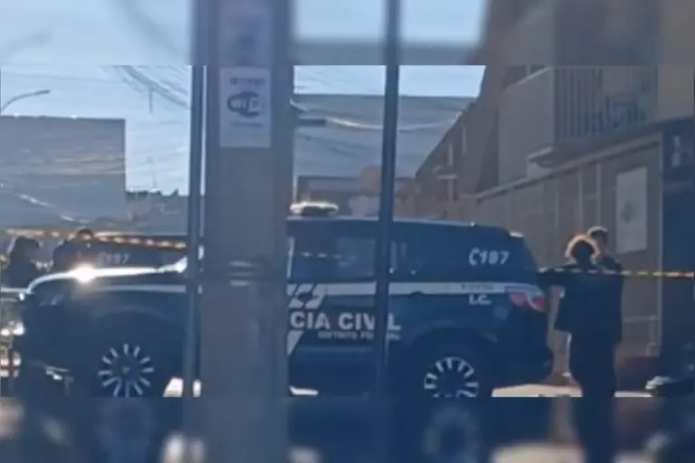 A madrugada desta quinta-feira (07/05) foi marcada pela violência em Samambaia Sul (DF). Um homem de 34 anos, que vivia em situação de rua há cerca de uma década, foi brutalmente assassinado com golpes de faca na região da cabeça. O crime está sob investigação da Polícia Civil do Distrito Federal (PCDF).