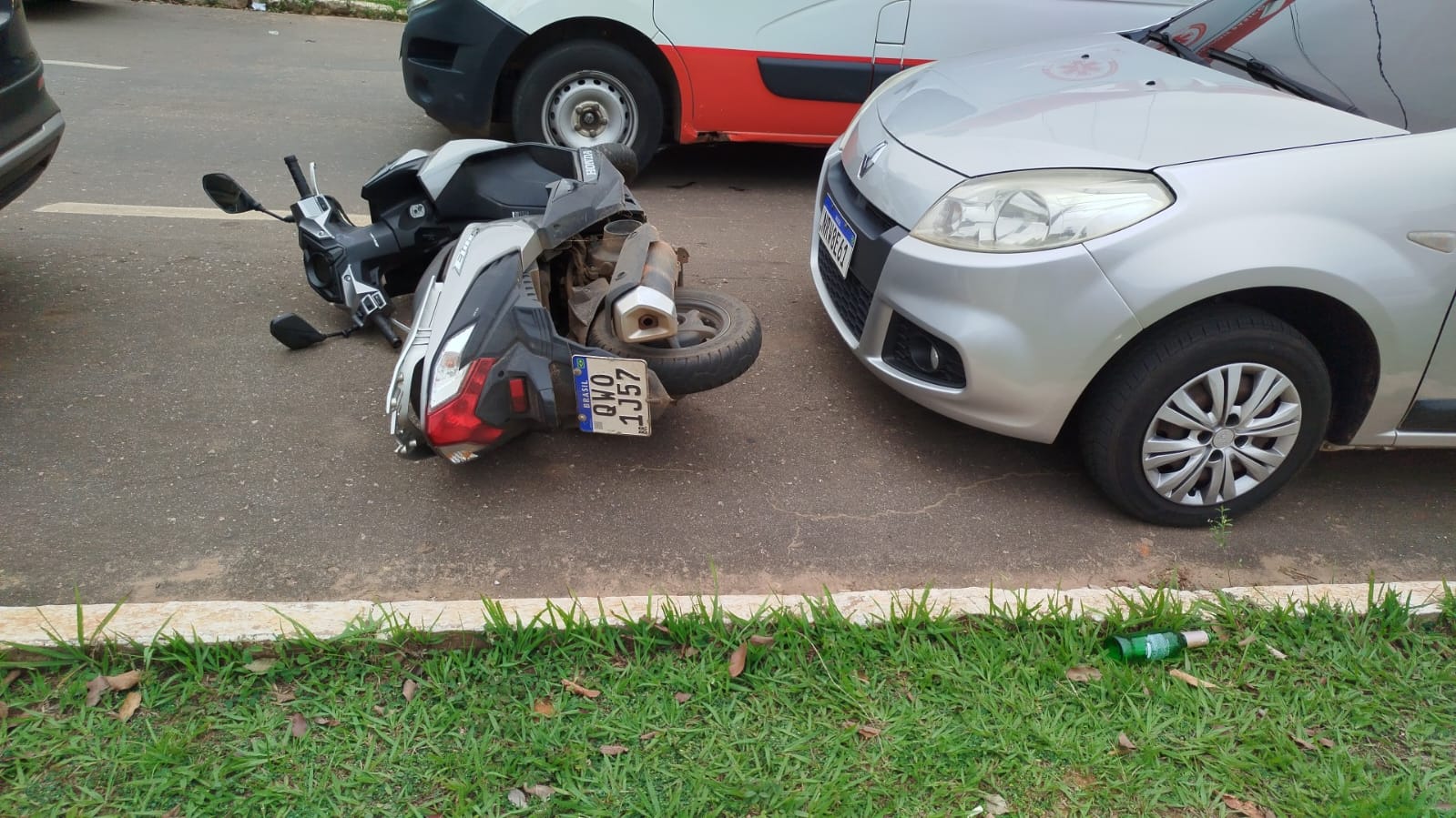 Idoso sofre mal súbito e provoca colisão com dois carros e uma moto