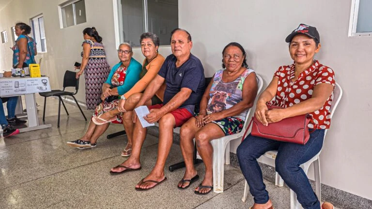 “Já estou chamando os vizinhos”: ação da Saúde reúne idosos no Santa Luzia