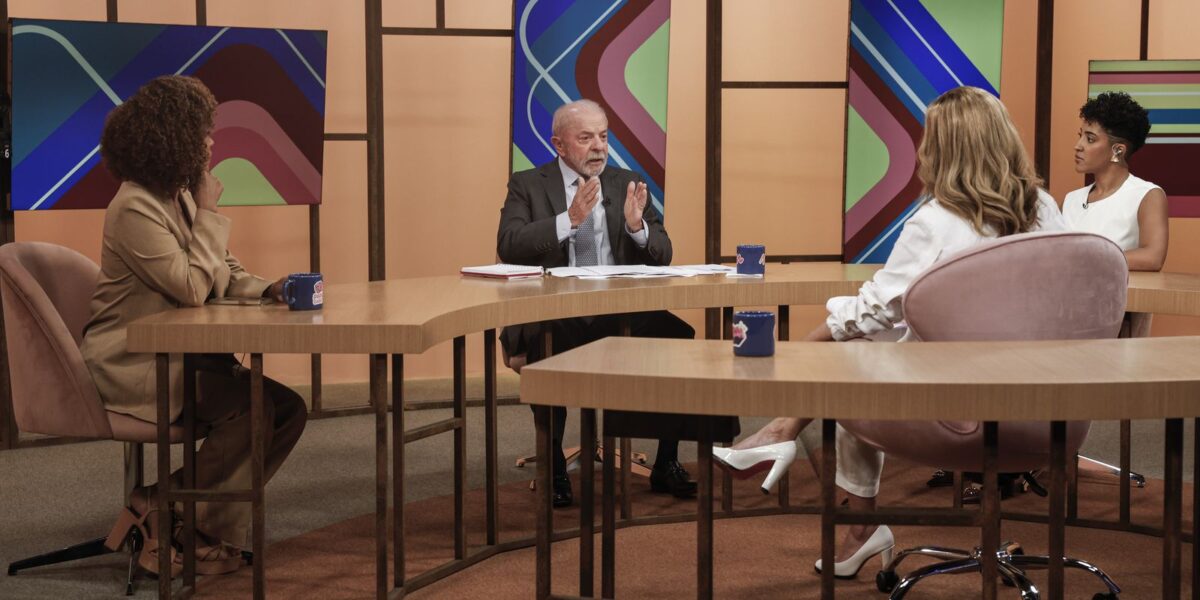 Lula diz que monitora preço dos combustíveis todos os dias Lula diz que monitora preço dos combustíveis todos os dias