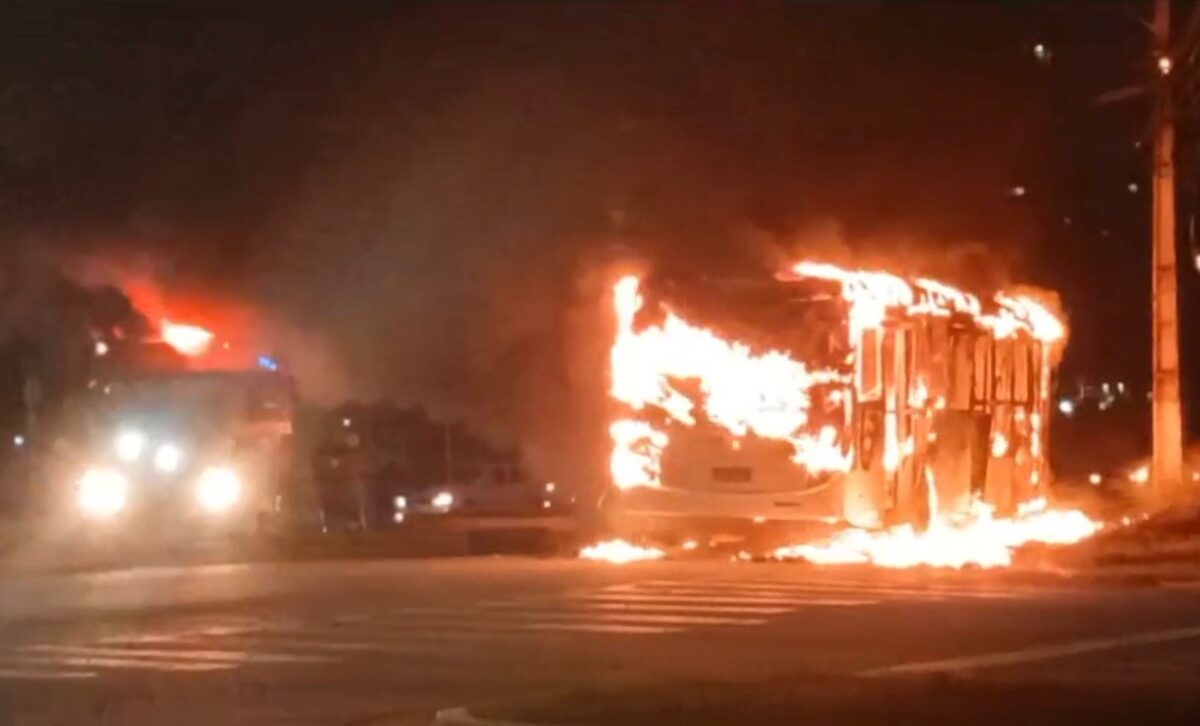 Novas imagens mostram intensidade do incêndio que destruiu ônibus em RB