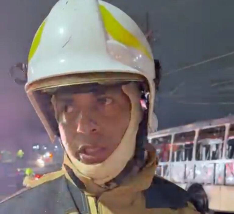 Tenente relata pùnico e evacuação de Înibus que pegou fogo