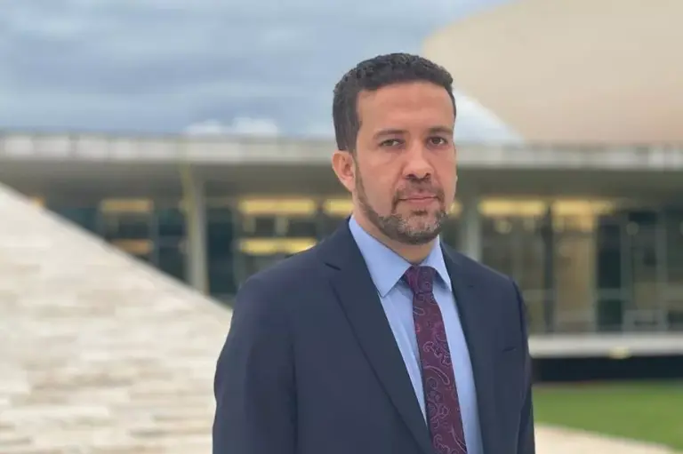 Deputado ironiza modelo 6x1 e diz que vai propor escala de trabalho para políticos