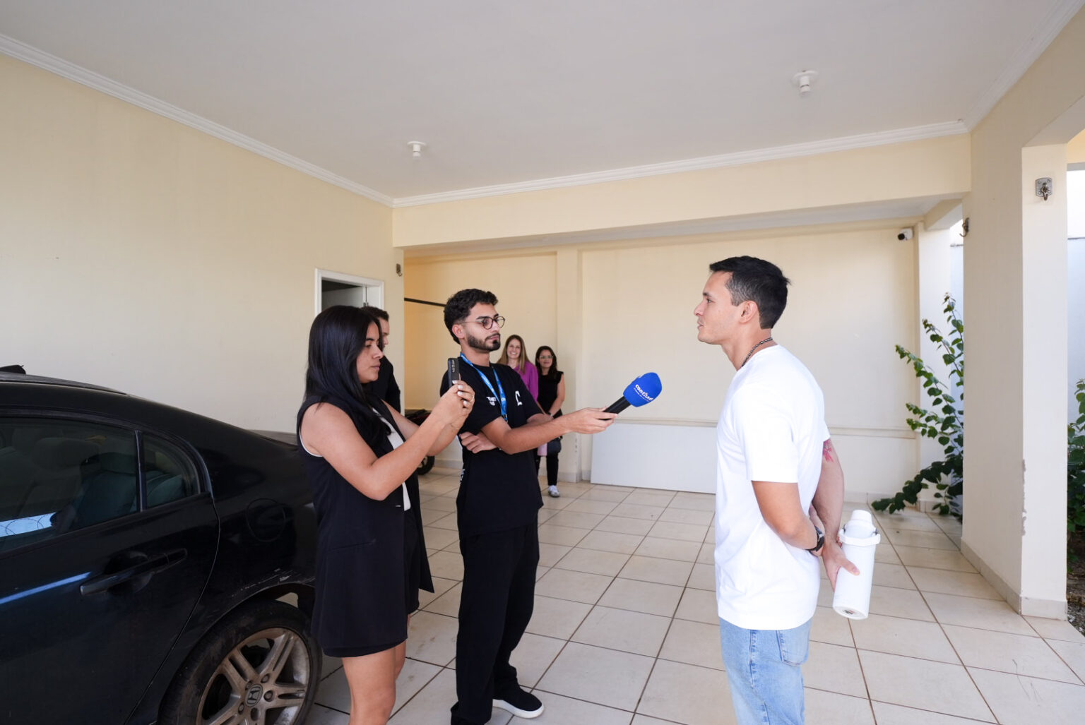 João Paulo Bittar chega para debate com Virgílio; veja o vídeo